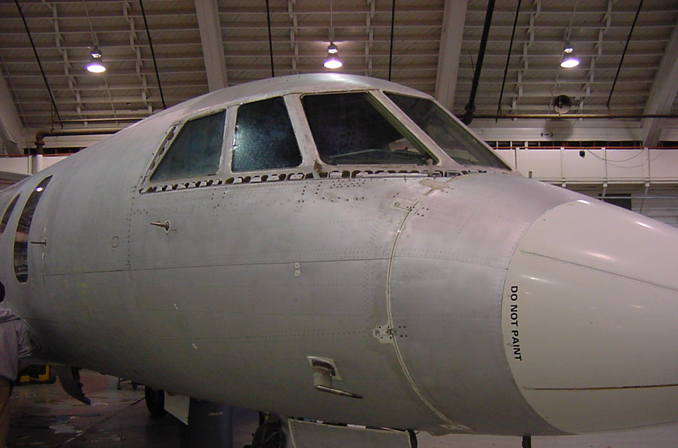 carcasse de l'avant d'un avion décapée grâce à la solution Ecostrip - solution de décapage soft