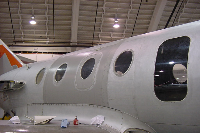 carcasse d'avion décapée grâce à la solution Ecostrip - solution de décapage soft